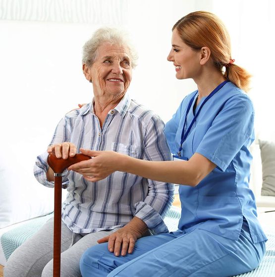 Enfermera cuidando adulta mayor