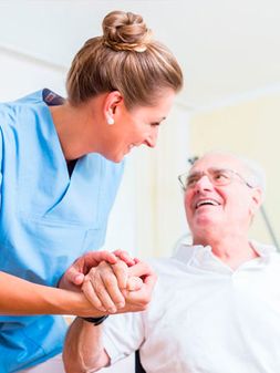 Residencia de Ancianos Castilla enfermera tomando de mano a anciano